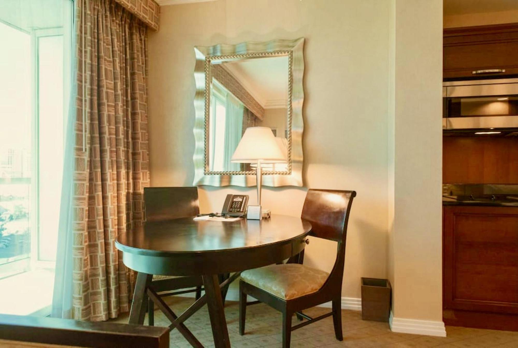 Apartamento Strip View Balcony Suites - No Fee ! *